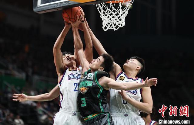 辽宁本钢发布备战花絮，关键时刻篮板制胜，CBA常规赛任务艰巨，心理建设被强调的简单介绍